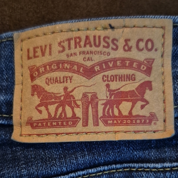 Levi's Ankle Jeans in Deep Blue with Ripped Knees - Picture 3 of 9